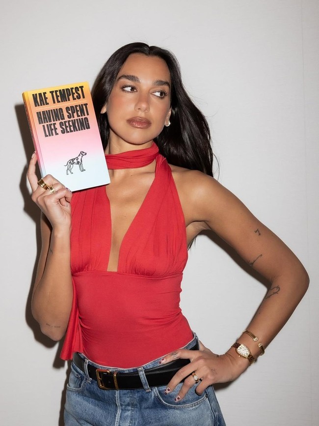 Aksi Dua Lipa Dirikan Perpustakaan Buat 100 Buku Terlarang