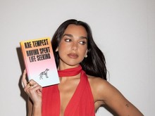 Aksi Dua Lipa Dirikan Perpustakaan Buat 100 Buku Terlarang