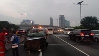 Alphard Ringsek Tabrak Bokong Truk gegara Asap Knalpot Truk Ngebul