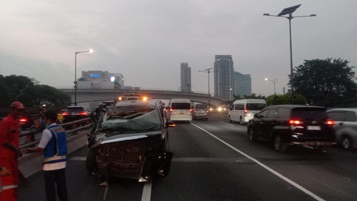 Alphard ringsek usai tabrak belakang truk di Tol Dalkot gegara asap knalpot, Kamis (2/6/2026).