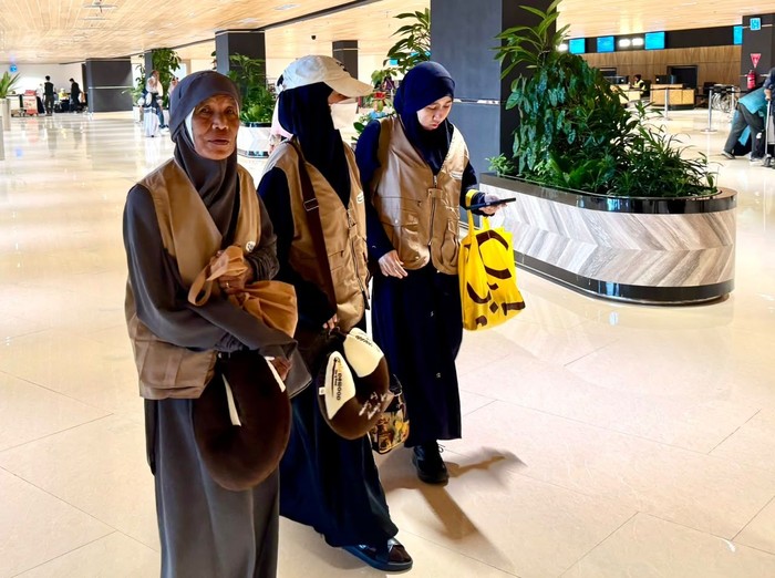 Andre Rosiade Berangkatkan Ema Umrah, Penarik Becak Sampah yang Setia Lambaikan Tangan pada Jemaah Haji Sumbar