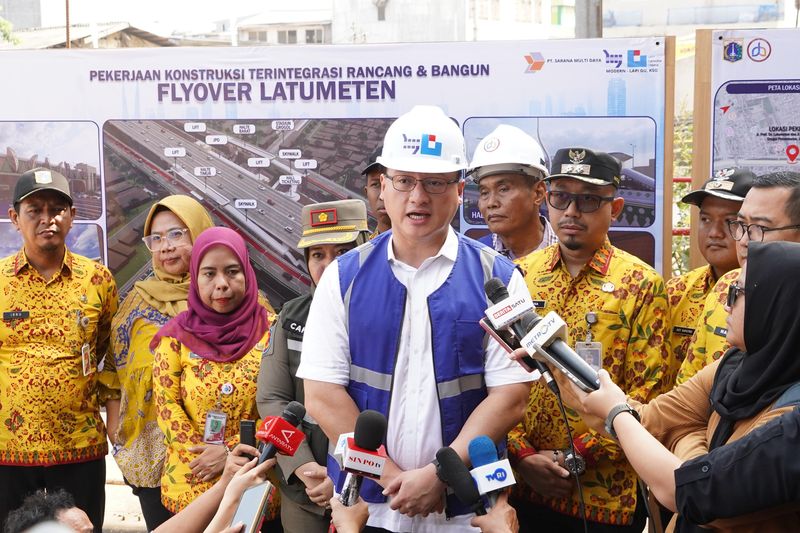 Anggota DPRD DKI Jakarta, Hardiyanto Kenneth Anggota DPRD DKI Jakarta, Hardiyanto Kenneth Pada Saat Memberikan Keterangan Kepada Awak Media di Proyek Jalan Layang Latumenten, Jakbar.