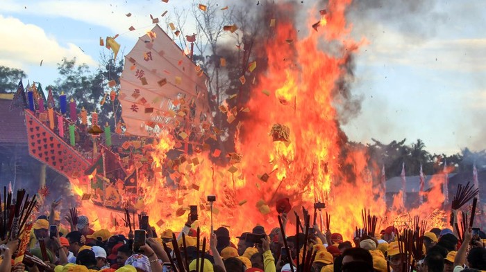 Warga etnis Tionghoa melakukan ritual Bakar Tongkang di Bagansiapiapi, Rokan Hilir, Riau, Rabu (1/7/2026). Ritual tahunan untuk memperingati sejarah kedatangan leluhur etnis Tionghoa di daerah tersebut telah ditetapkan oleh pemerintah sebagai agenda pariwisata nasional. ANTARA FOTO/Aswaddy Hamid/agr