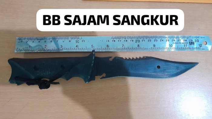 Barang bukti sangkur