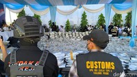 Dalam gudang terdapat ratusan koper dan kardus yang diduga berisi barang bukti narkoba yang dirilis oleh BNN, Bea Cukai dan Polri (Foto: Jemmi Purwodianto/detikJatim)