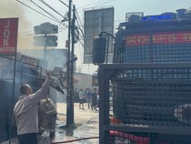 Brimob Kerahkan Water Cannon Bantu Padamkan Kebakaran Kios di Tangsel