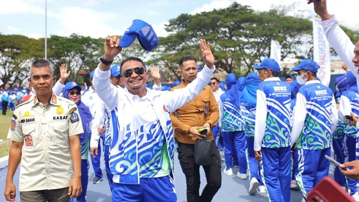 Bupati Bone Andi Asman Sulaiman saat memimpin kontingen PGRI Bone pada pembukaan Porsenijar Sulsel di Sidrap.