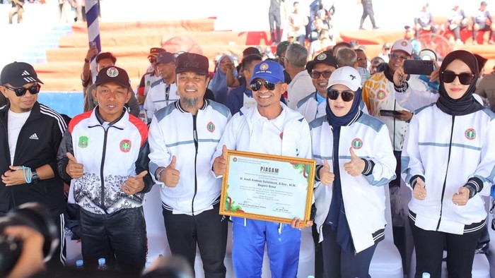 Bupati Bone saat menerima penghargaan dari PGRI Sulsel. Dok Istimewa