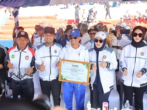 Bupati Bone Andi Asman Dianugerahi Penghargaan PGRI Sulsel