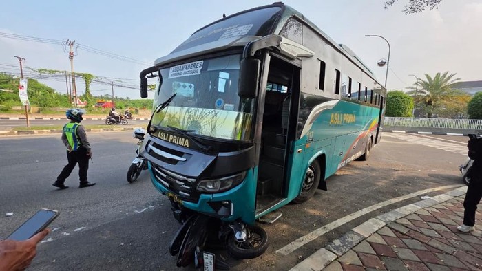 Bus menabrak pemotor di Serang. (Dok. Istimewa)