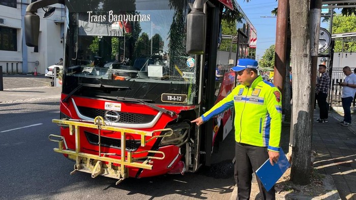 Kondisi Bus Trans Banyumas dan sejumlah kendaraan yang sedang parkir mengalami kerusakan setelah kecelakaan beruntun, di Jalan Bank Purwokerto, Kabupaten Banyumas, Kamis (2/7/2026).