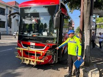 Bus Trans Banyumas Oleng Tabrak 4 Kendaraan Parkir di Purwokerto