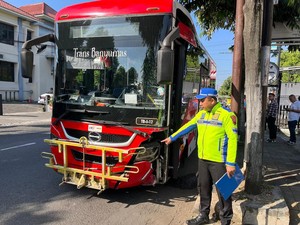 Bus Trans Banyumas Oleng Tabrak 4 Kendaraan Parkir di Purwokerto