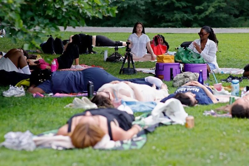 Club Rest Stop, klub untuk rebahan anak Gen Z jadi tren di New York, AS.