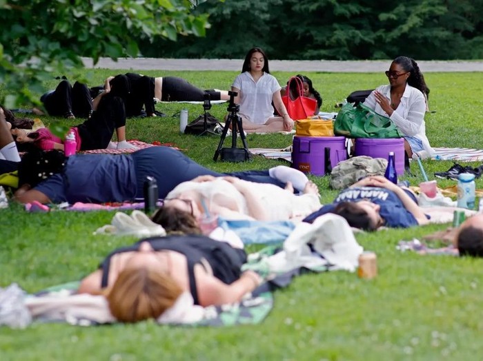 Club Rest Stop, klub untuk rebahan anak Gen Z jadi tren di New York, AS.