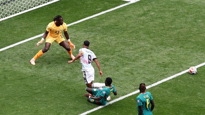 Soccer Football - FIFA World Cup 2026 - Round of 32 - Belgium v Senegal - Seattle Stadium, Seattle, Washington, U.S. - July 1, 2026 Senegals Lamine Camara fouls Belgiums Youri Tielemans to concede a penalty REUTERS/Lee Smith     TPX IMAGES OF THE DAY