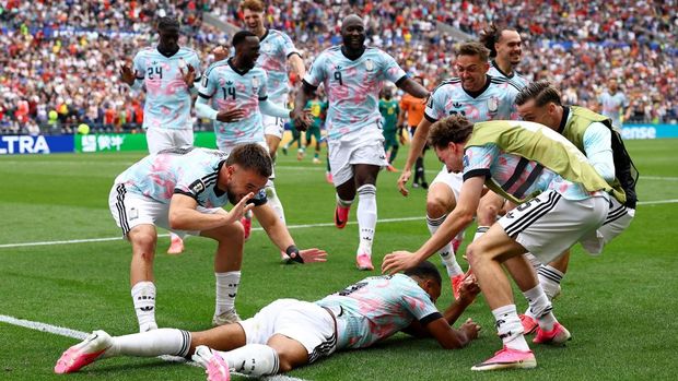 Comeback Dramatis, Belgia Amankan Tiket 16 Besar Piala Dunia Soccer Football - FIFA World Cup 2026 - Round of 32 - Belgium v Senegal - Seattle Stadium, Seattle, Washington, U.S. - July 1, 2026 Belgium's Youri Tielemans celebrates scoring their third goal with teammates REUTERS/Agustin Marcarian