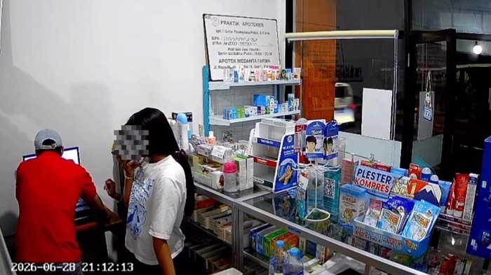 Cuplikan rekaman CCTV menunjukkan pria WNA diduga asal Timur Tengah menggasak laci kasir di apotek Kelurahan Kapal, Badung. (Dok. pemilik apotek, Gede Pradnyana)