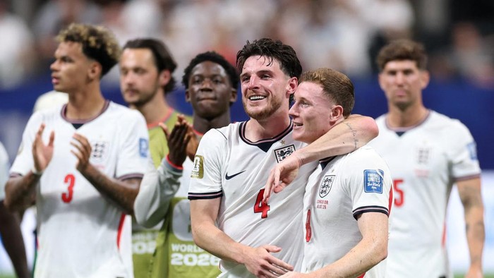 Soccer Football - FIFA World Cup 2026 - Round of 32 - England v DR Congo - Atlanta Stadium, Atlanta, Georgia, U.S. - July 1, 2026 Englands Declan Rice and Elliot Anderson celebrate after the match as England qualify for the Round of 16 stage of the World Cup REUTERS/Paul Childs