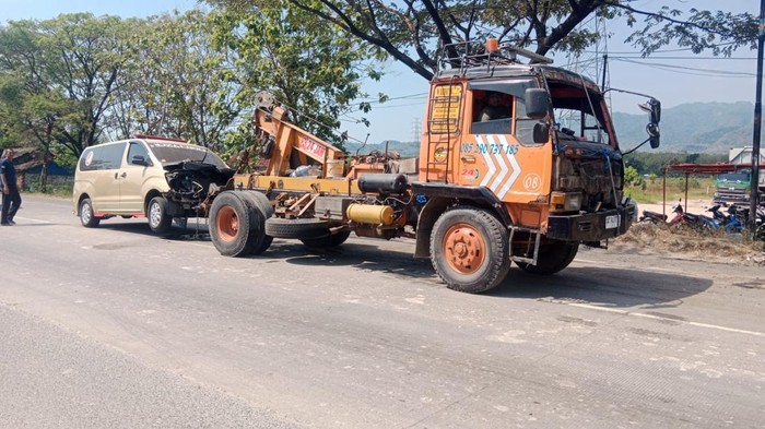 Ambulans ringsek usai terlibat laka beruntun di Pantura Rembang, Kamis (2/7/2026).