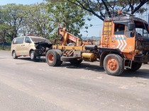 Ambulans Ringsek Usai Terlibat Laka Beruntun di Pantura Rembang