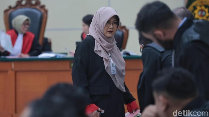 Terdakwa kasus dugaan pencemaran nama baik, Tifauzia Tyassuma atau Dokter Tifa, menjalani sidang perdana di Pengadilan Negeri Jakarta Timur, Kamis (2/7/2026).