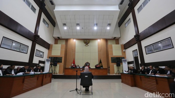 Terdakwa kasus dugaan pencemaran nama baik, Tifauzia Tyassuma atau Dokter Tifa, menjalani sidang perdana di Pengadilan Negeri Jakarta Timur, Kamis (2/7/2026).