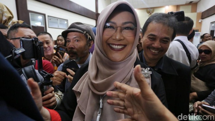 Terdakwa kasus dugaan pencemaran nama baik, Tifauzia Tyassuma atau Dokter Tifa, menjalani sidang perdana di Pengadilan Negeri Jakarta Timur, Kamis (2/7/2026).