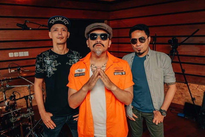 Setelah 18 tahun vakum, band legendaris dr.pm kembali aktif! Mereka hadir dengan musik kekinian dan proyek live session untuk generasi baru.