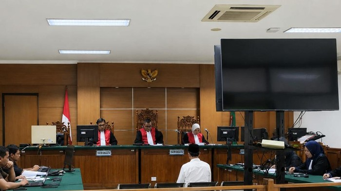 Eks Kepala Desa Sidamukti, Kecamatan Sukaresmi, Kabupaten Pandeglang, menjalani sidang dakwaan kasus korupsi dana desa (Dok istimewa)