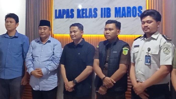 Eks Pj Gubernur Sulsel Bahtiar Baharuddin (kedua dari kanan) dibebaskan dari Lapas Maros usai menang praperadilan kasus korupsi bibit nanas.
