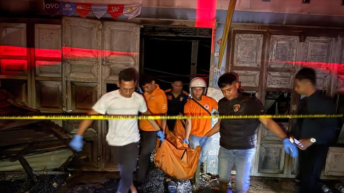 Polisi saat mengevakuasi jasad Suriono.