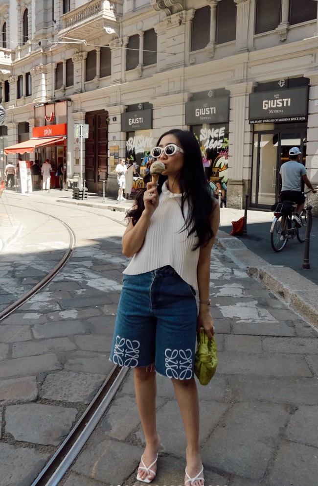 Penampilannya makin sstylish dan youthful dengan sunglasses putih. Untuk alas kaki, ia memilih sandal simpel berwarna putih. Foto: Instagram/@febbyrastanty