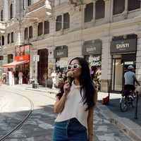 Penampilannya makin sstylish dan youthful dengan sunglasses putih. Untuk alas kaki, ia memilih sandal simpel berwarna putih. Foto: Instagram/@febbyrastanty