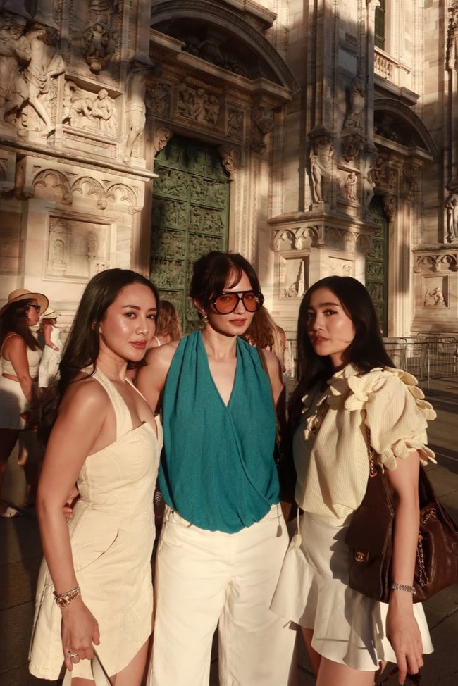 Tak sendirian, Febby pergi ke Italia berama para sahabatnya, salah ssastunya Enzy Storia. Tampak mereka berpose bersama. Foto: Instagram/@febbyrastanty