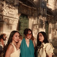 Tak sendirian, Febby pergi ke Italia berama para sahabatnya, salah ssastunya Enzy Storia. Tampak mereka berpose bersama. Foto: Instagram/@febbyrastanty