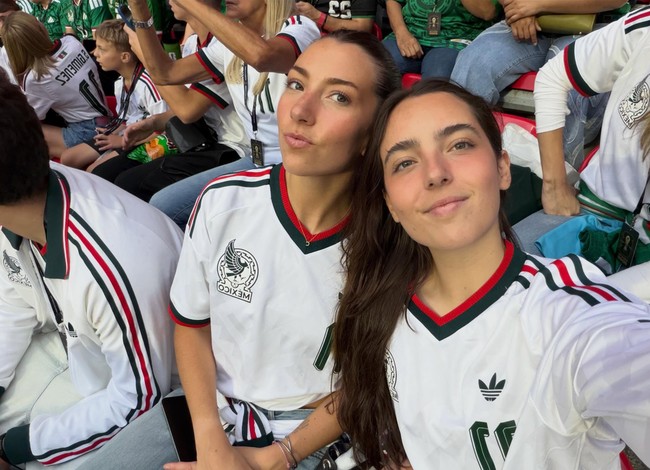 Dari berbagai unggahannya di Instagram, Fernanda terlihat selalu hadir di pertandingan Meksiko saat Piala Dunia 2026. Dia mengenakan jersey Meksiko dengan nomer 11 yang merupakan milik Santiago Gimenez. Foto: Dok. Instagram ferserranoc