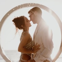 Santiago Gimenez dan Fernanda Serrano menikah dalam sebuah upacara di tepi pantai pada Mei 2024. Pada hari pernikahan tersebut, Fernanda tampil anti main stream bukan memakai gaun pengantin indah. Busana pengantinnya adalah kemben crop top dan rok putih.  Foto: Dok. Instagram ferserranoc