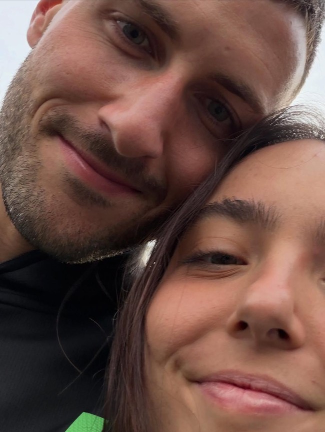 Seperti dikutip People, kisah cinta keduanya dimulai dengan cara tak terduga. Striker timnas Meksiko itu dan Fernanda kabarnya pertama kali berkenalan secara online saat pandemi COVID-19 pada tahun 2020 lalu. Di masa ketika semua orang harus menghabiskan waktu di rumah, takdir justru mempertemukan keduanya lewat game online.Foto: Dok. Instagram ferserranoc