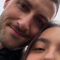 Seperti dikutip People, kisah cinta keduanya dimulai dengan cara tak terduga. Striker timnas Meksiko itu dan Fernanda kabarnya pertama kali berkenalan secara online saat pandemi COVID-19 pada tahun 2020 lalu. Di masa ketika semua orang harus menghabiskan waktu di rumah, takdir justru mempertemukan keduanya lewat game online.Foto: Dok. Instagram ferserranoc