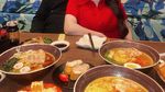Gaya Kocak Lisa Mariana saat Masak Rendang hingga Belanja Beras
