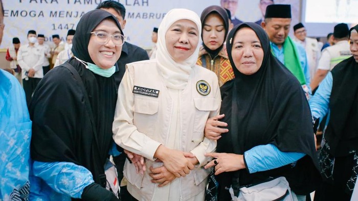 Gubernur Khofifah menyambut kloter terakhir jemaah haji Debarkasi Surabaya