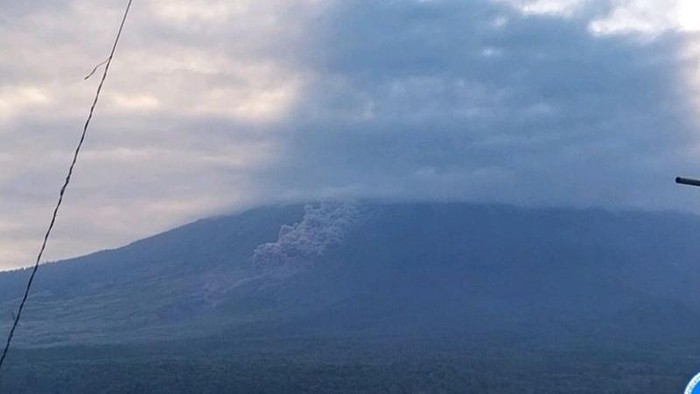Gunung Semeru erupsi disertai awan panas dengan jarak luncur sejauh 4 km pada Kamis (2/7/2026). ANTARA/HO-PVMBG