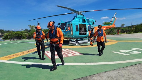 Helikopter FINNS SGi Air Bali dikerahkan dalam proses pencarian hari keempat dua buruh yang terseret arus di Pantai Green Bowl, Kamis (2/7/2026). (Dok. Kantor SAR Denpasar)