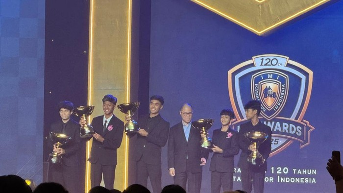 Ketua Panitia IMI Awards 2025 Bayu Priawan (ketiga dari kanan) memberikan trofi kepada para pemenang.