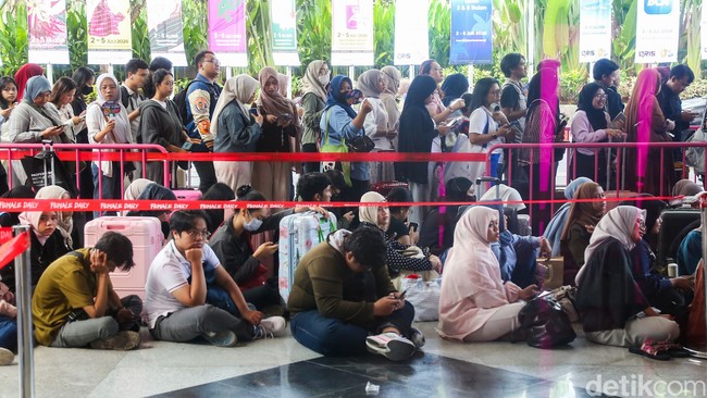 Sejak pagi, antrean panjang terlihat di pintu masuk, sementara pengunjung berlomba mendatangi berbagai stan kecantikan yang menawarkan beragam produk dan promo menarik. Foto: detikFoto/Rafida Fauzia