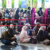 Sejak pagi, antrean panjang terlihat di pintu masuk, sementara pengunjung berlomba mendatangi berbagai stan kecantikan yang menawarkan beragam produk dan promo menarik. Foto: detikFoto/Rafida Fauzia
