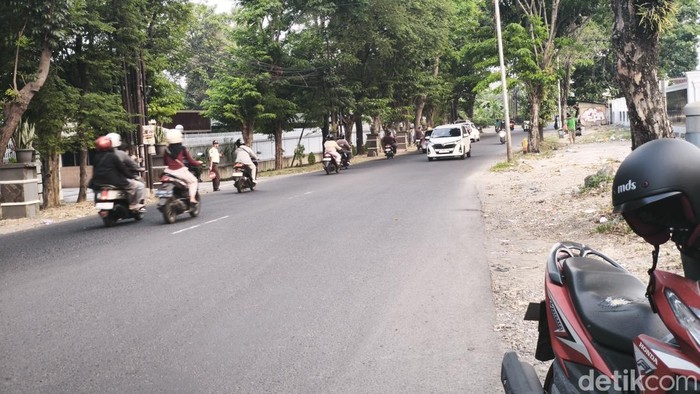 Jalan Simongan di Kecamatan Semarang Barat yang diduga menjadi lokasi penyebaran ranjau paku, Kamis (2/7).