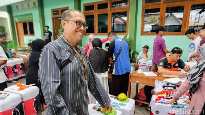 Jamaah haji asal Ponorogo saat mengumpulkan koper.