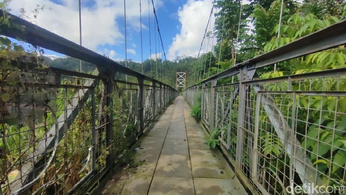 Jembatan gantung Sukamenak, penghubung Tasikmalaya dan Ciamis. Jembatan senilai Rp 5 miliar ini kini ditutup sementara